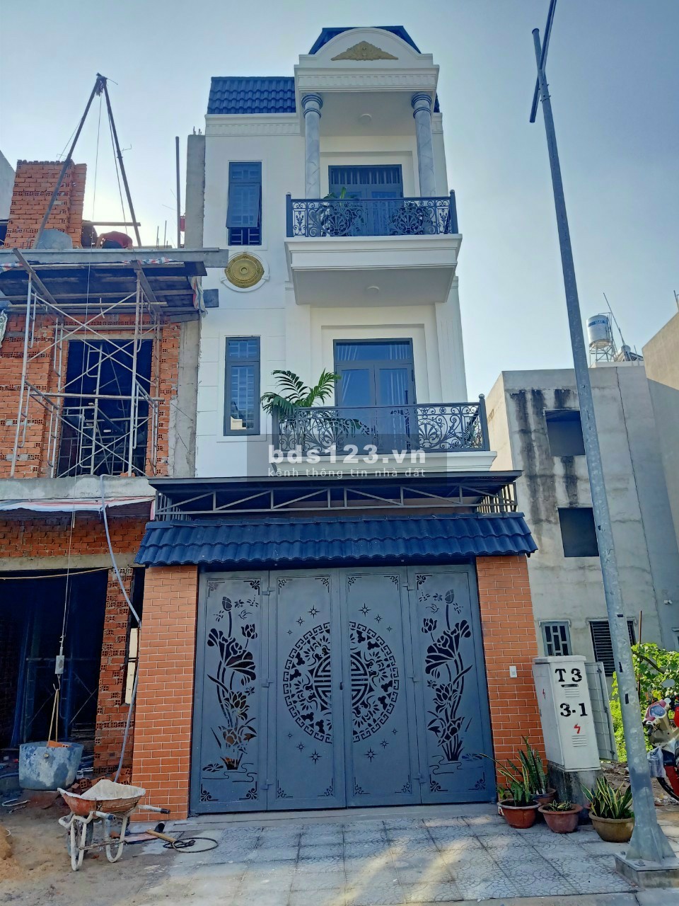 Nhà 1 trệt 2 lầu chợ Hội Nghĩa - mặt tiền đường DT747 - Sổ sẵn