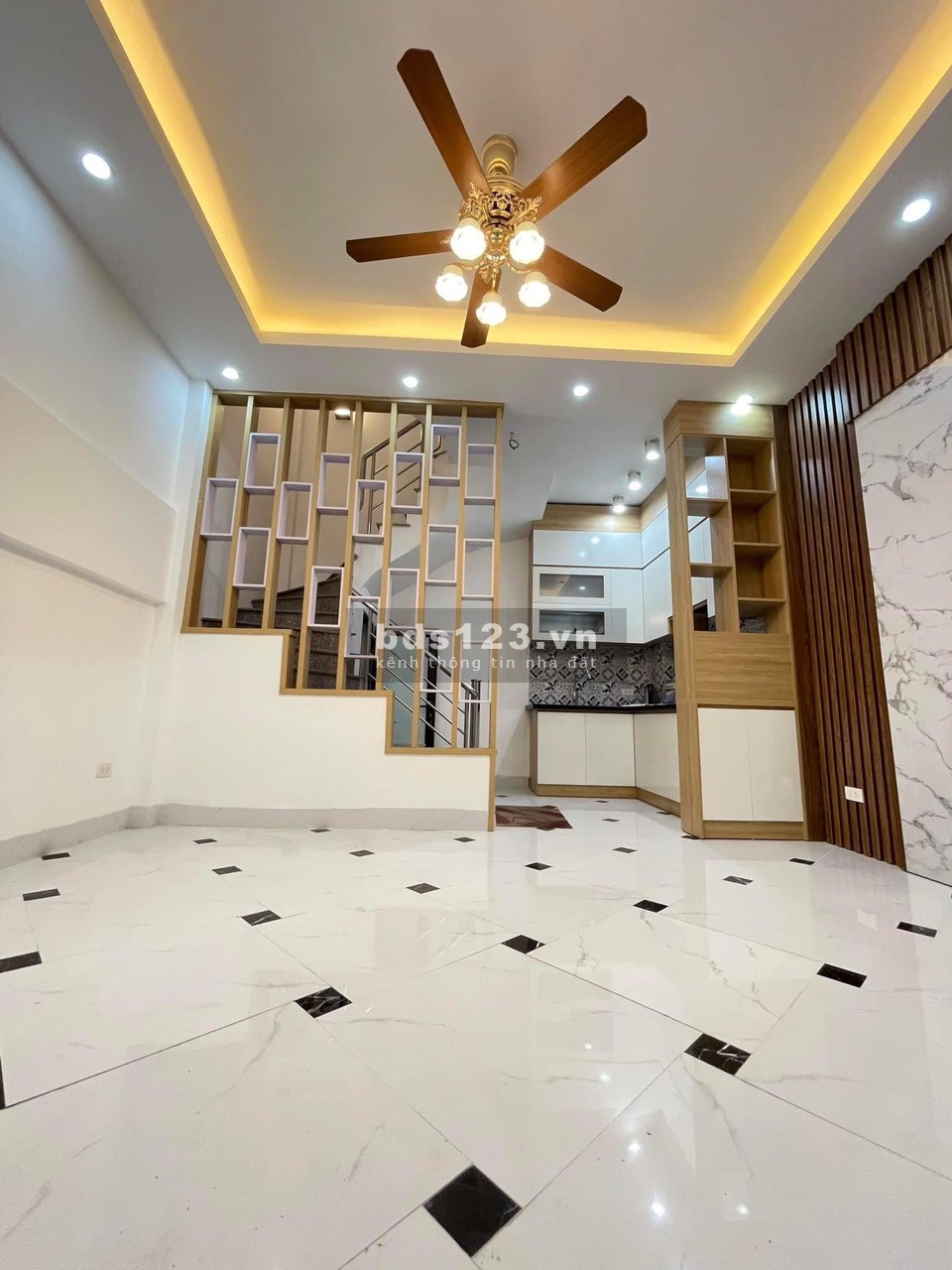 Nhà mới ở ngay hàng xóm Royal City, 50m ra ô tô, DT 35m² x 5 tầng, khu an ninh