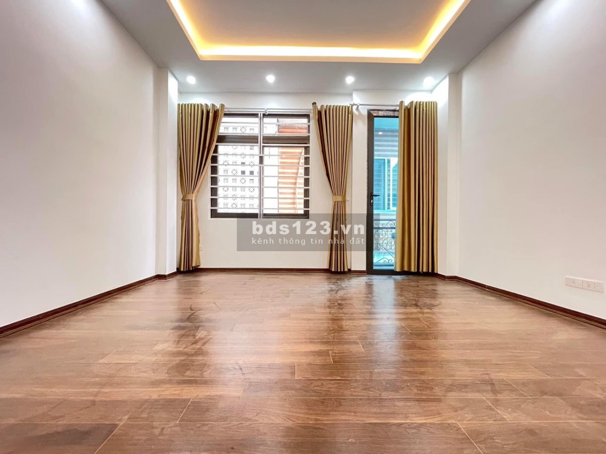 Nhà mới ở ngay hàng xóm Royal City, 50m ra ô tô, DT 35m² x 5 tầng, khu an ninh