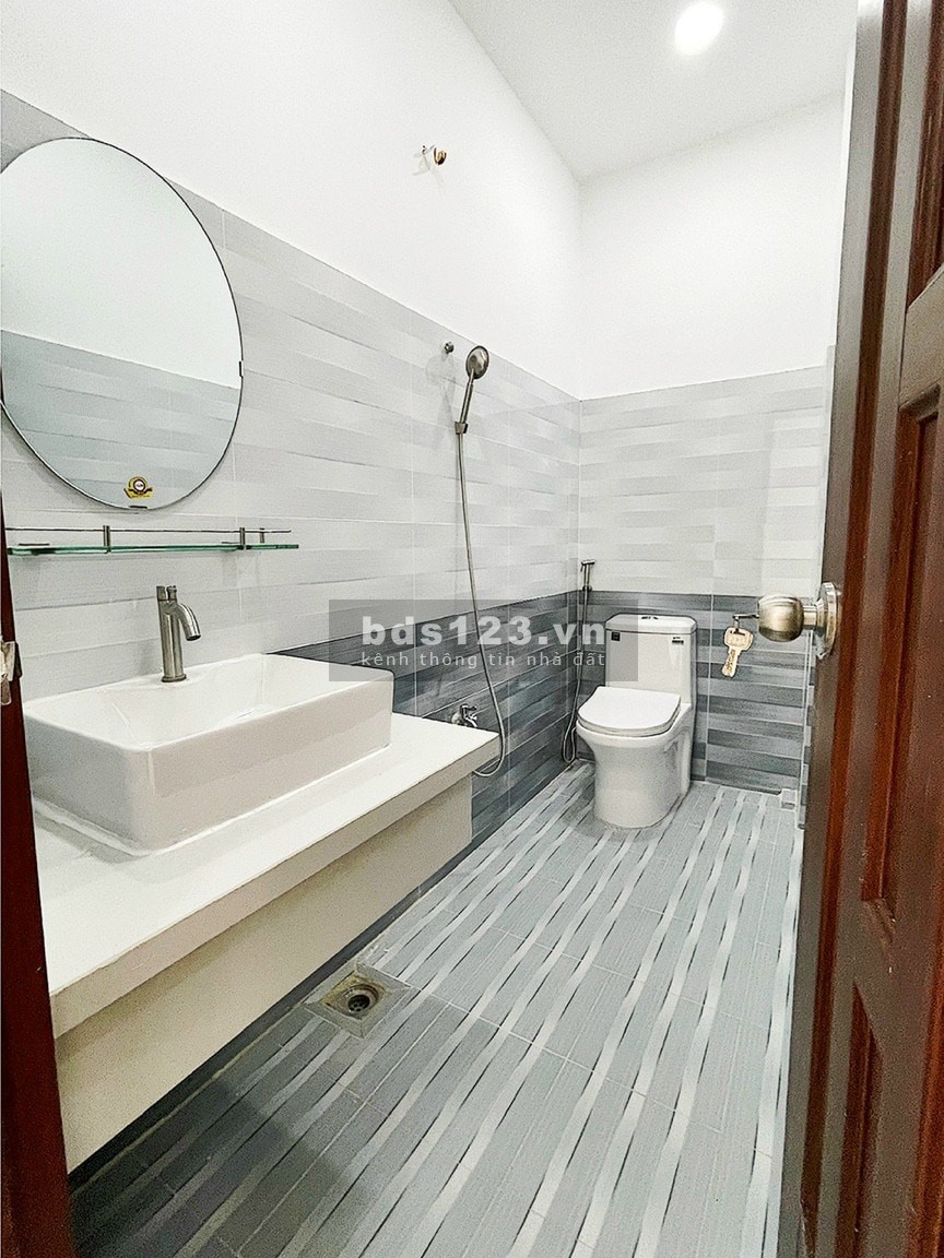 Bán nhà hẻm thông CMT8, Quận 10, gần chợ trường học, bệnh viện, khu dân trí an ninh đảm bảo