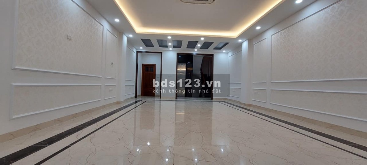 Bán tòa nhà văn phòng mặt phố Hoàng Cầu, DT 215m² x 9 tầng, giá 106 tỷ đồng