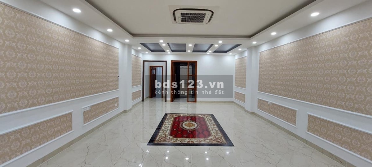 Bán tòa nhà văn phòng mặt phố Hoàng Cầu, DT 215m² x 9 tầng, giá 106 tỷ đồng