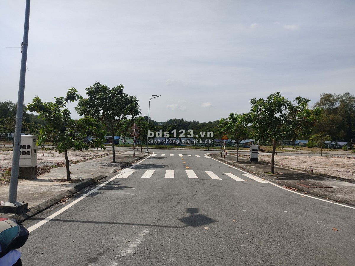 Nhanh tay sở hữu 20 lô đất MT Huỳnh Văn Lũy, Vĩnh Tân, Tân Uyên. DT 80m2 giá 2tỷ2 SHR, xây TD