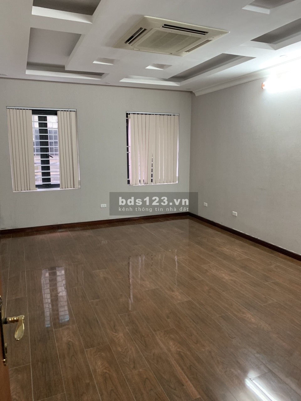 Cho thuê tầng 1, 2 mặt phố Linh Lang, 130m2 nhà mới đẹp 19tr/tháng