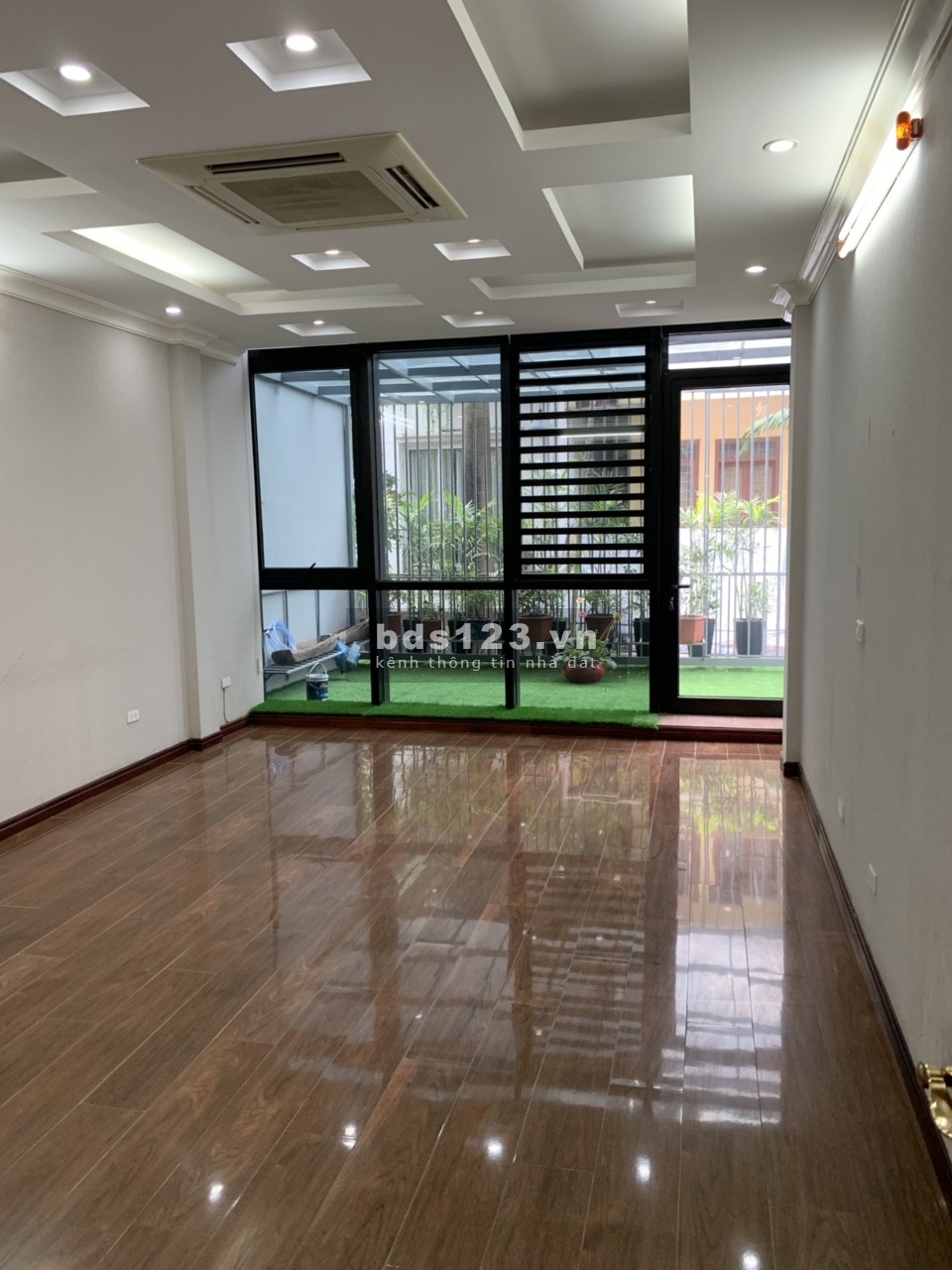 Cho thuê tầng 1, 2 mặt phố Linh Lang, 130m2 nhà mới đẹp 19tr/tháng