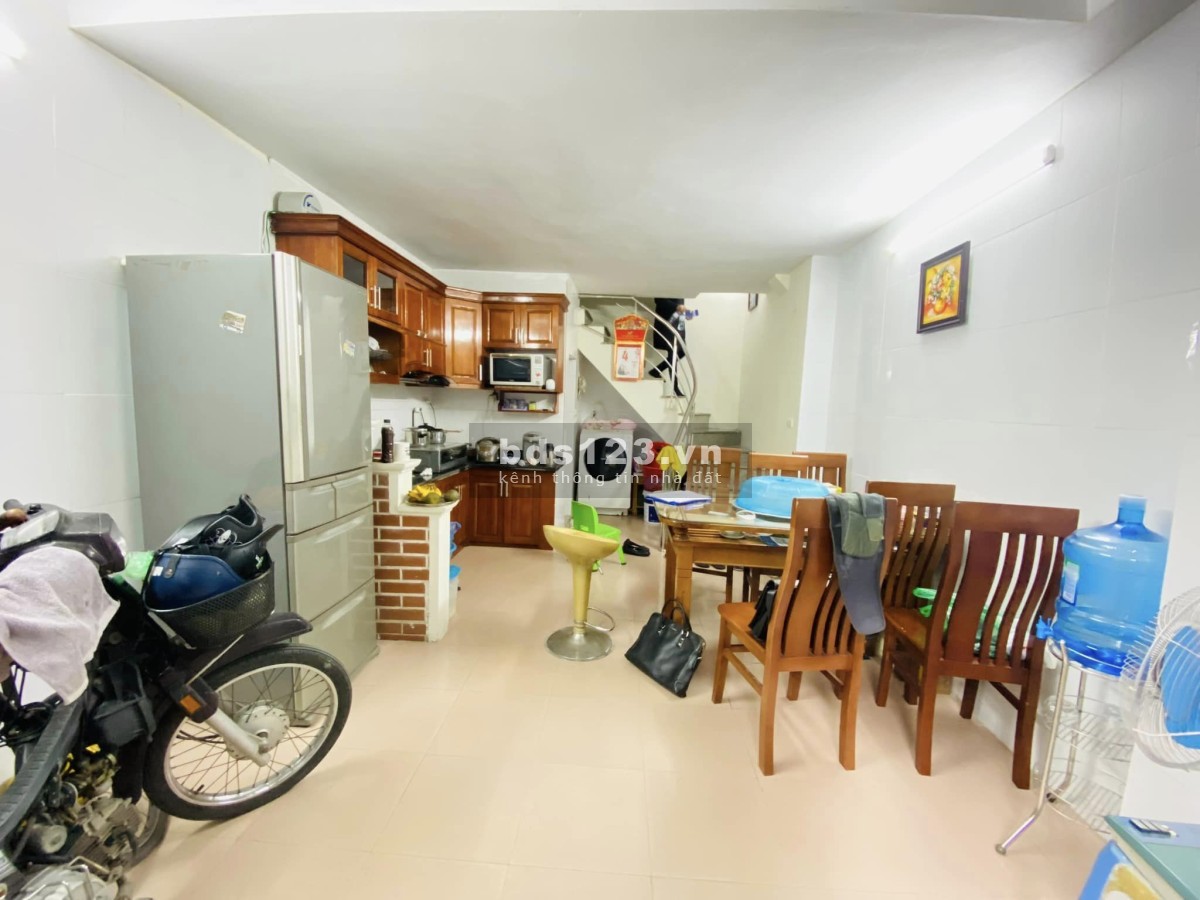 Bán nhà đẹp cách 1 nhà ra phố dân xây, sổ hoa hậu, thị trấn ngã tư Sở