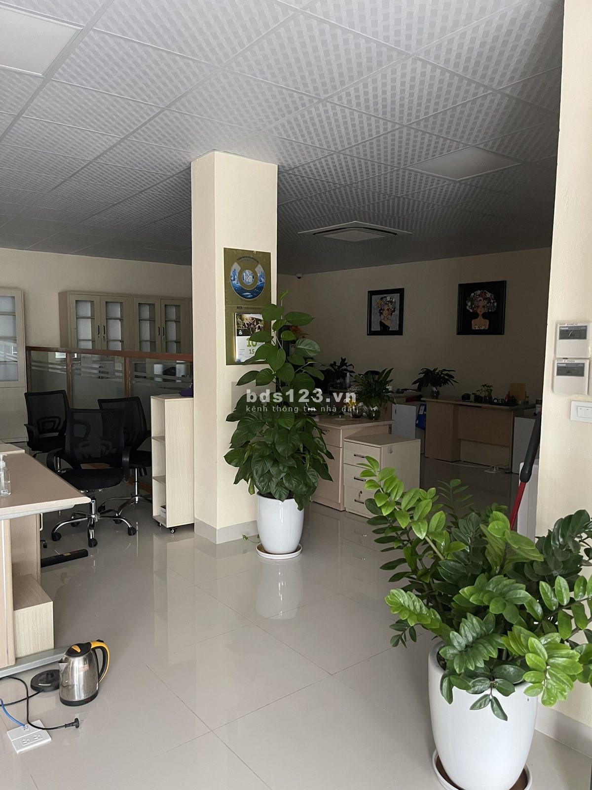 Chính chủ cho thuê nhà làm VP, mặt bằng kinh doanh, DT 190m2 x 4 tầng, sân thoáng dt 120m2. Giá 90tr