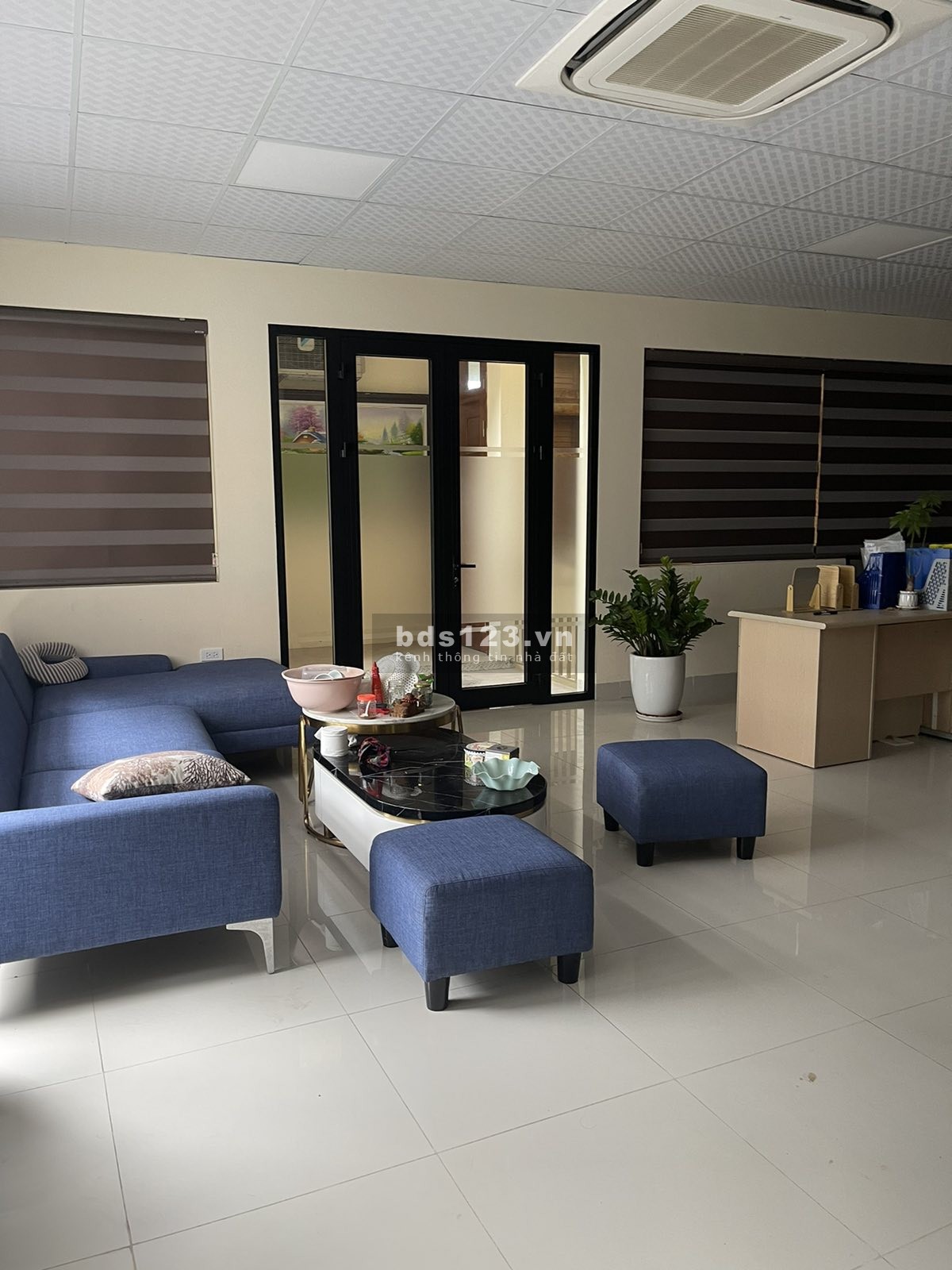 Chính chủ cho thuê nhà làm VP, mặt bằng kinh doanh, DT 190m2 x 4 tầng, sân thoáng dt 120m2. Giá 90tr