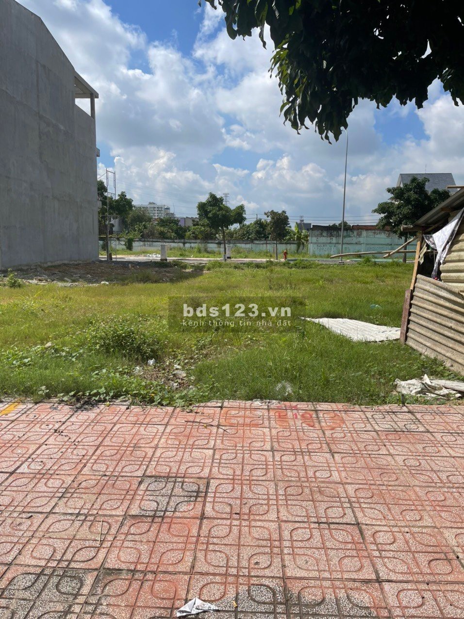 Cần tiền bán siêu rẻ đất mặt tiền ngay sát chợ, tiện ích đủ