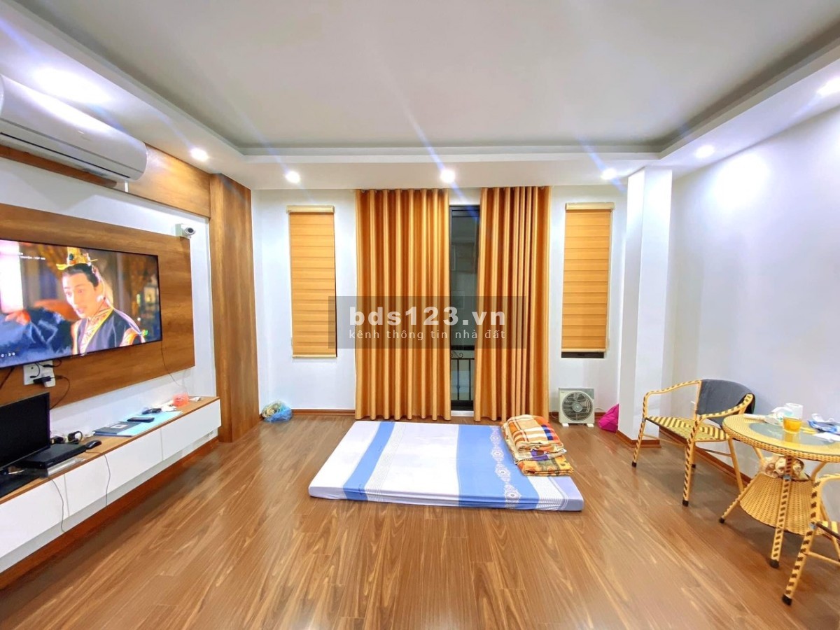 Bán nhà chính chủ Nguyễn Đình Hoàn, Cầu Giấy, lô góc 3 mặt thoáng, DT 35m², nhà mới đẹp ở ngay