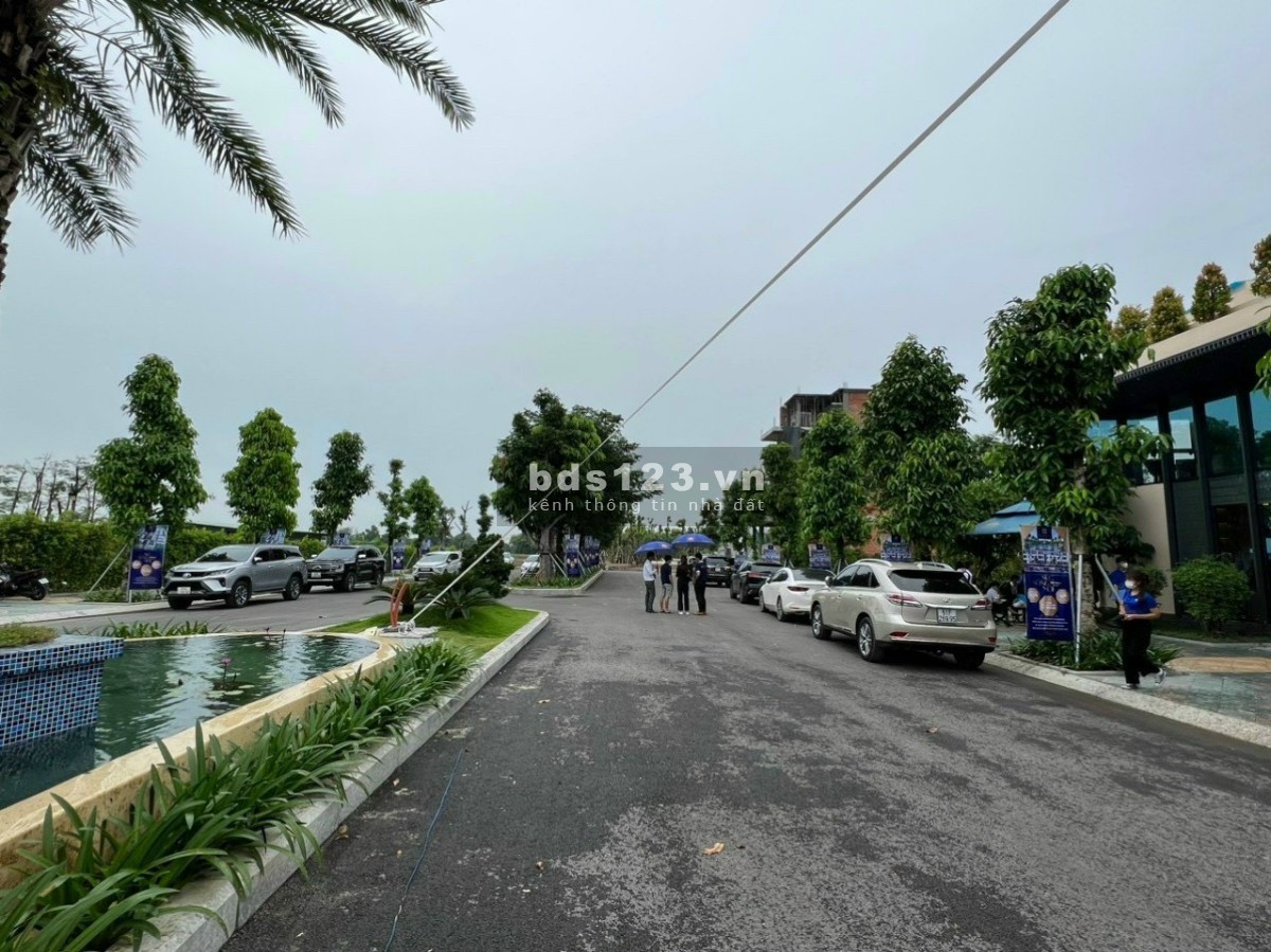 Bán nhà phố ngay sau chợ Bình Chánh, mặt ngang 6m, sổ sẵn, giá 2 tỷ 4