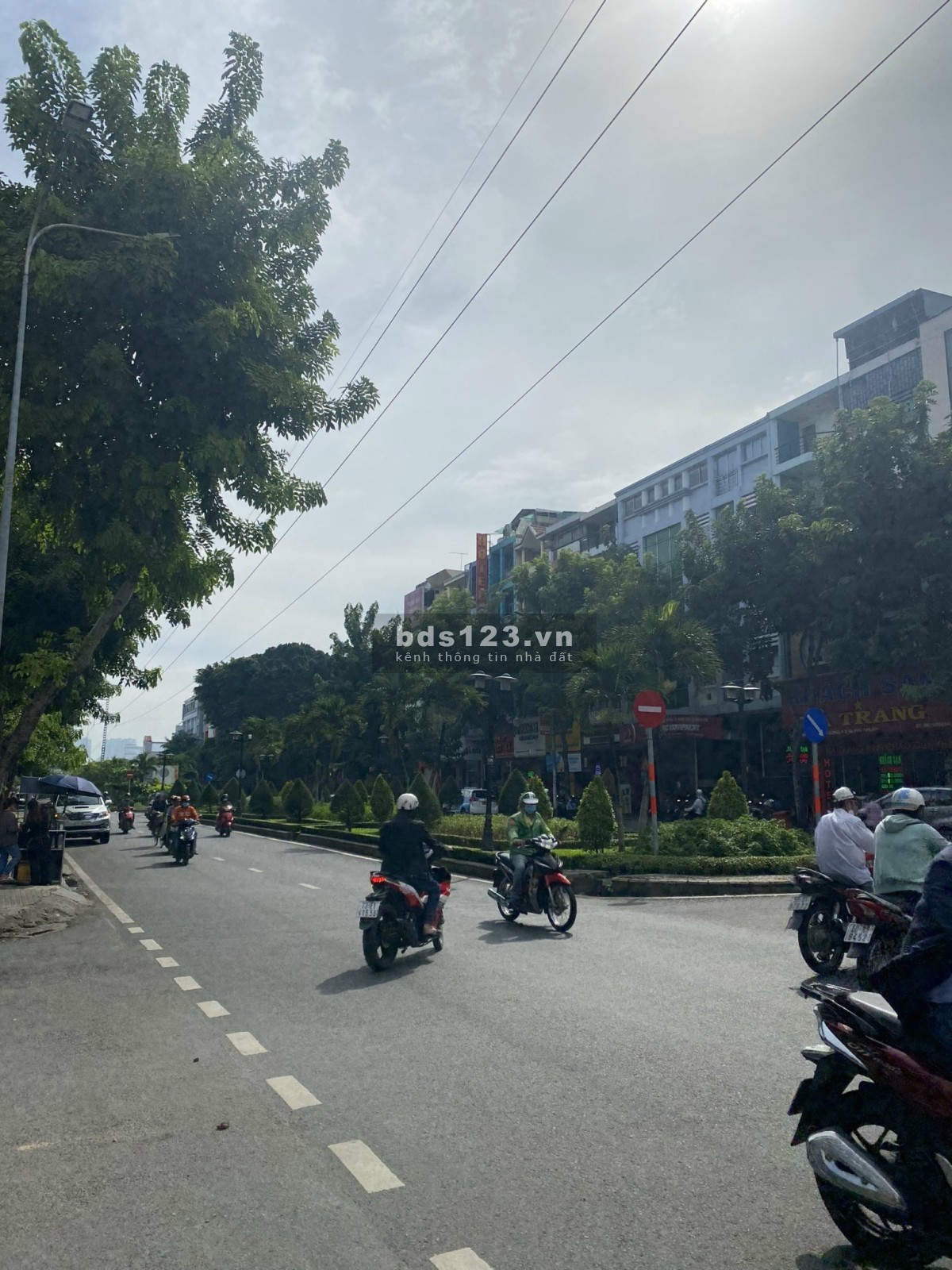 Cho thuê nhà 2 mặt tiền đường Phan xích Long, P7, PN. DT: 16x4m. giá: 90 triệu