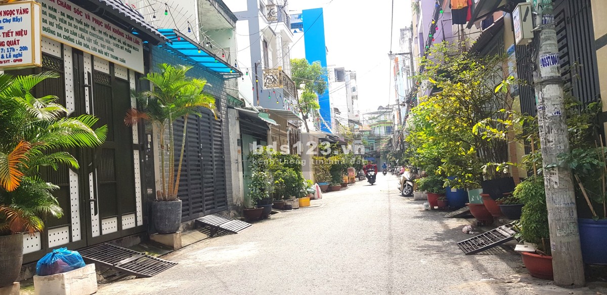 Bán nhà hẻm nhựa 5m thông 4pn, dt 43m2, 3 tầng sát Đầm Sen, giá 6.68 tỷ