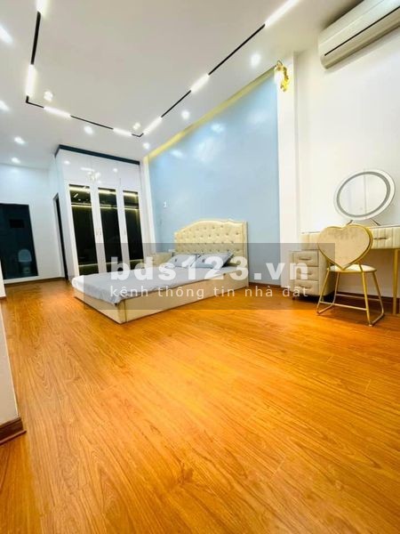 Bán nhà phố Nguyễn Ngọc Vũ, DT 35m² x 5 tầng, MT 4m, thiết kế sang trọng, khách mua về ở luôn