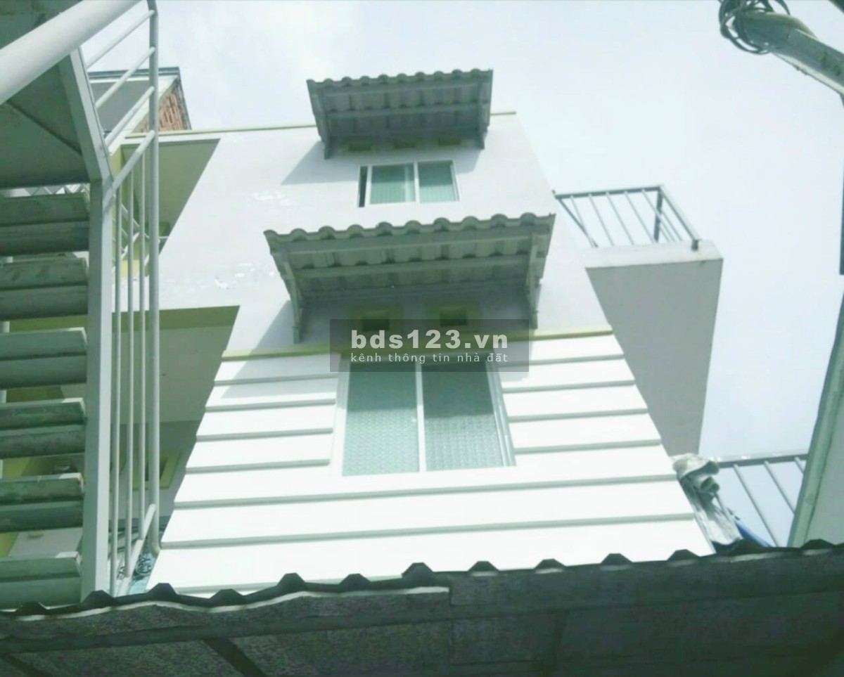 Phòng lầu 2, ban công riêng, MÁYLẠNH, GÁC, tiện đi lại. Gần chợ Phú Lâm