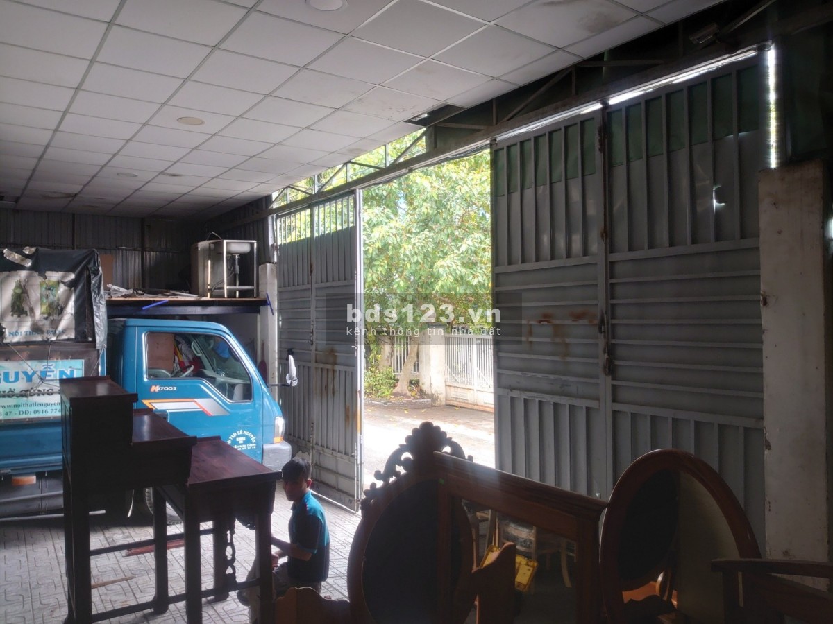 Cho thuê 1800m2 kho Quốc Lộ 13, Hiệp Bình Phước, Quận Thủ Đức, TP HCM.