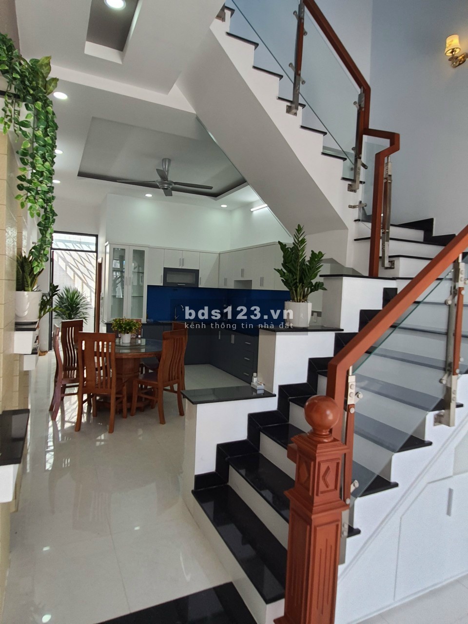 cho thuê nhà nguyên căn đường số 10 Linh XuânThủ Đức,LH 0909428959.