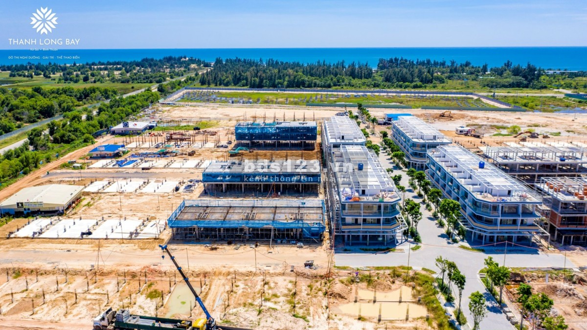 Bán gấp nhà phố 2 mặt tiền sát biển, có bãi biển riêng giá 4,5 tỷ đồng