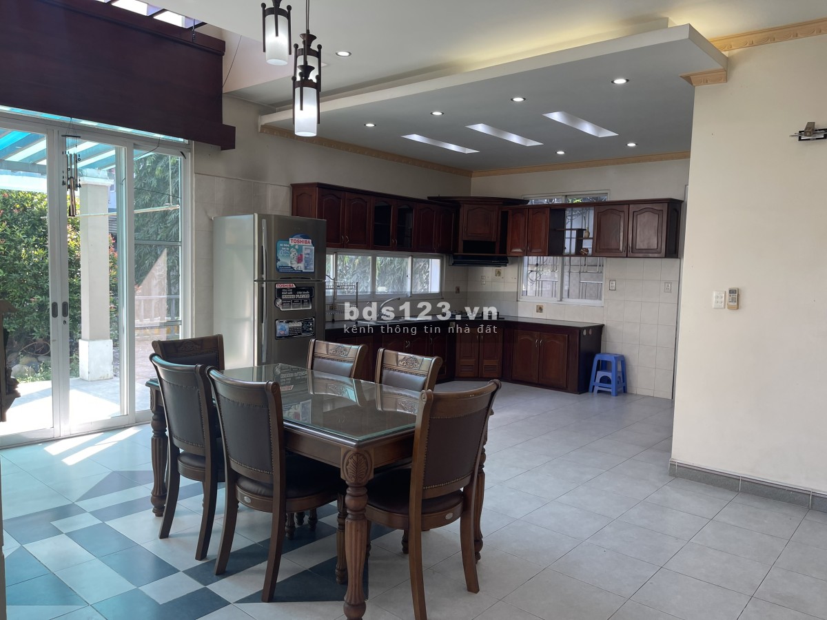 Tôi cần cho thuê căn biệt thự giá 25tr đầy đủ nội thất tiện nghi đối diện hồ bơi và phòng tập GYM