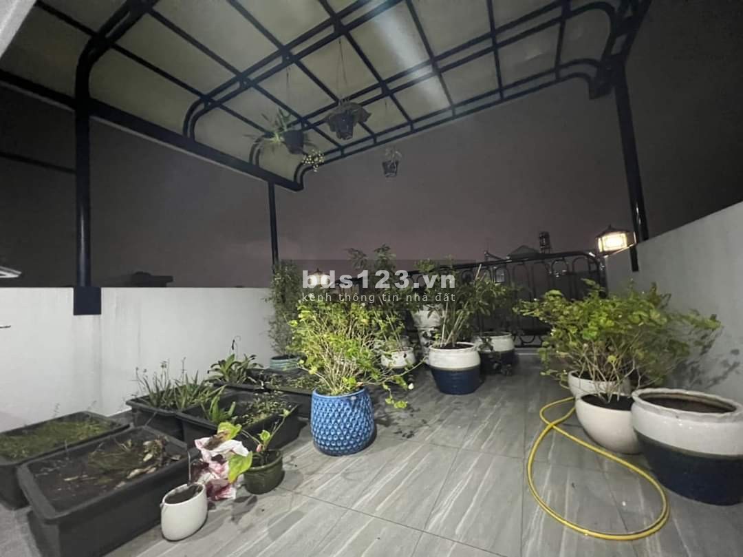 Bán gấp nhà đường Lê Thúc Hoạch, Tân Phú, DT 40m² x 5 tầng, liên hệ 0933811122