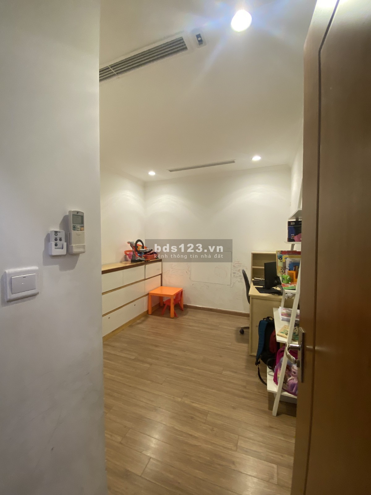 Bán căn 2 phòng ngủ dt 74m2 Park Hill Times City đầy đủ đồ, 4.1 tỷ, bao phí