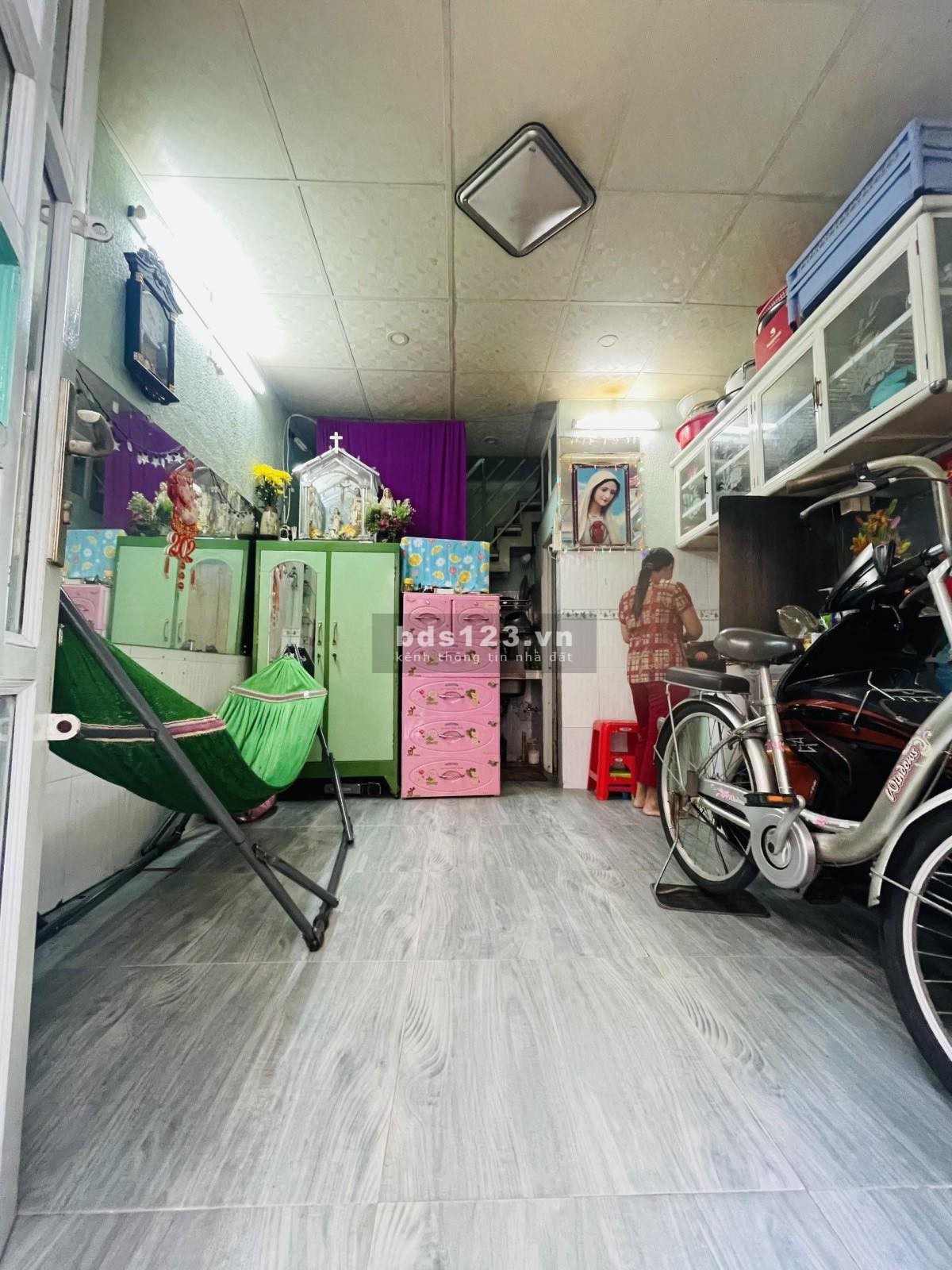 Nhà gấp bán Hồ Thị Kỷ Quận 10 gần chợ, HXH, diện tích 18 m2, 3 tầng, chỉ 5 tỷ hơn