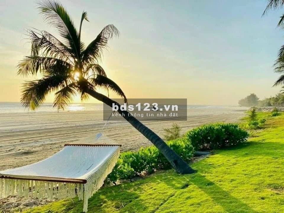 Cần bán gấp nhà phố 2 mặt tiền sát biển bãi biển riêng, giá 4,5 tỷ