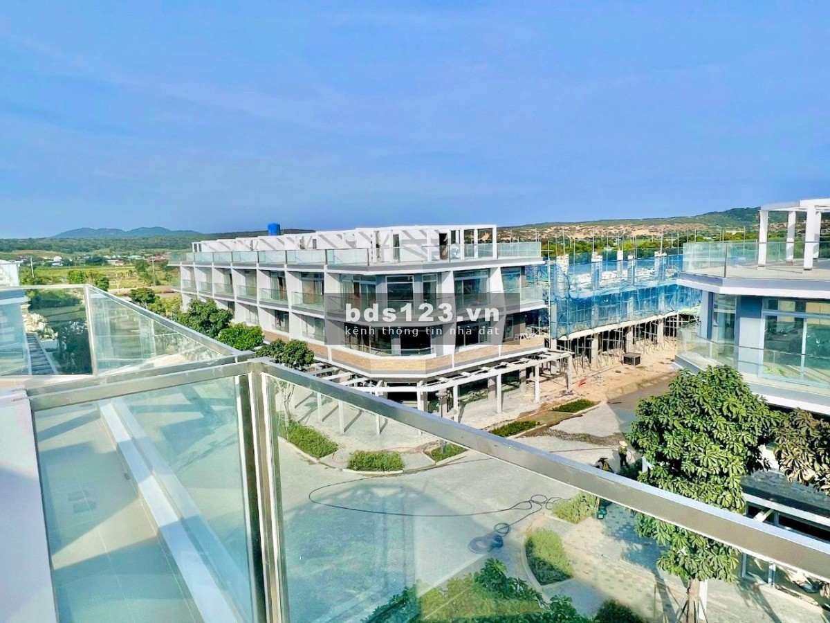Cần bán gấp nhà phố 2 mặt tiền sát biển bãi biển riêng, giá 4,5 tỷ