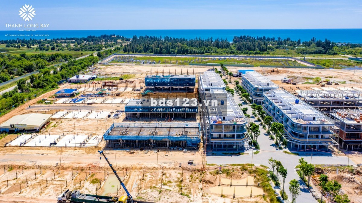Cần bán gấp nhà phố 2 mặt tiền sát biển bãi biển riêng, giá 4,5 tỷ