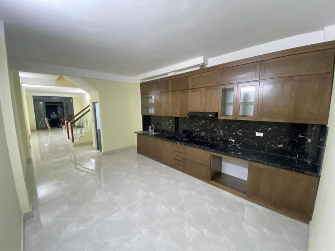 Gia đình tôi chỉ bán nhà cho gia đình trẻ ở tỉnh lên Hà Nội lập nghiệp, Nhà ngõ rộng phố Nguyễn