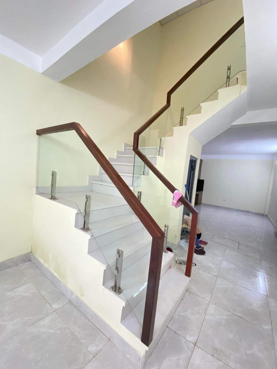 Gia đình tôi chỉ bán nhà cho gia đình trẻ ở tỉnh lên Hà Nội lập nghiệp, Nhà ngõ rộng phố Nguyễn