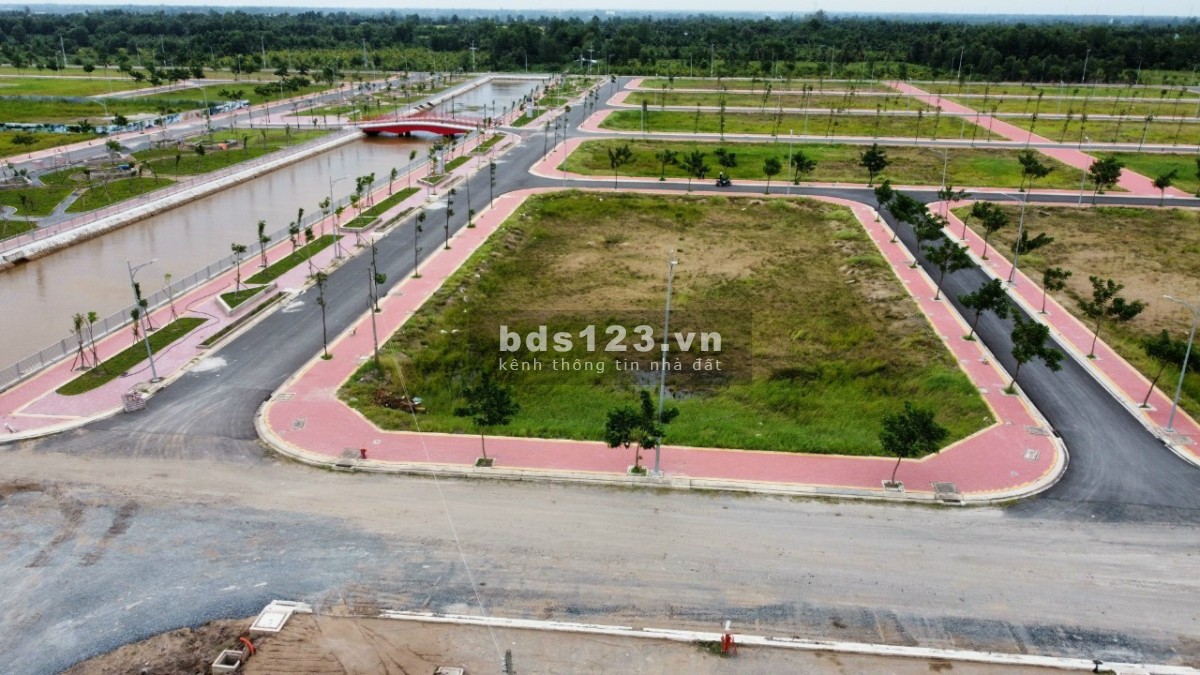 Bán lô đất đối diện trung tâm hành chính 5x20m mặt tiền 25m