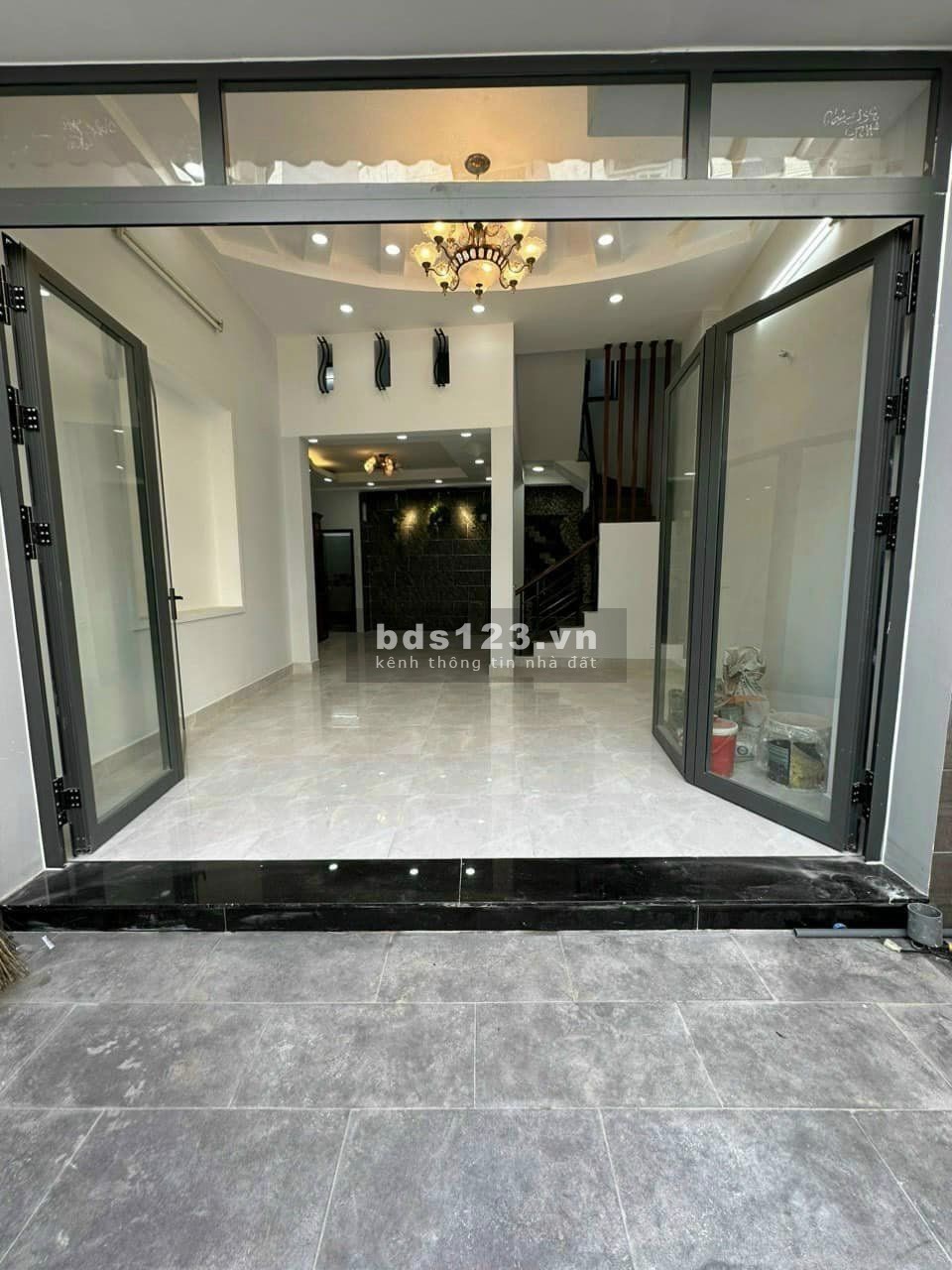 Bán nhà HXH thông ra Hoàng Hoa Thám, mặt tiền nở hậu, vị trí đắc địa, giá chỉ 8,5 tỷ