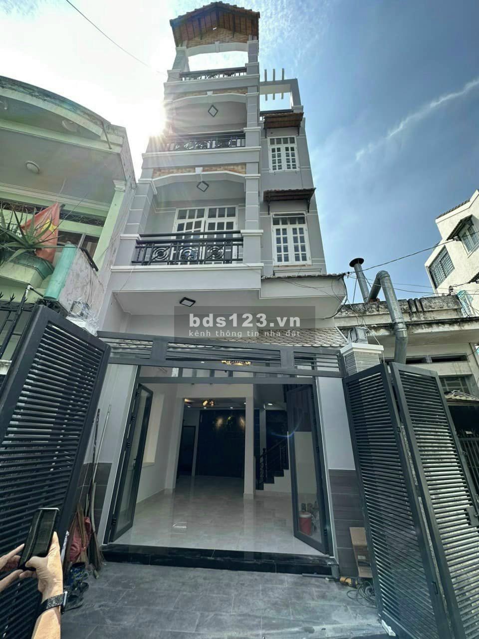 Bán nhà HXH thông ra Hoàng Hoa Thám, mặt tiền nở hậu, vị trí đắc địa, giá chỉ 8,5 tỷ