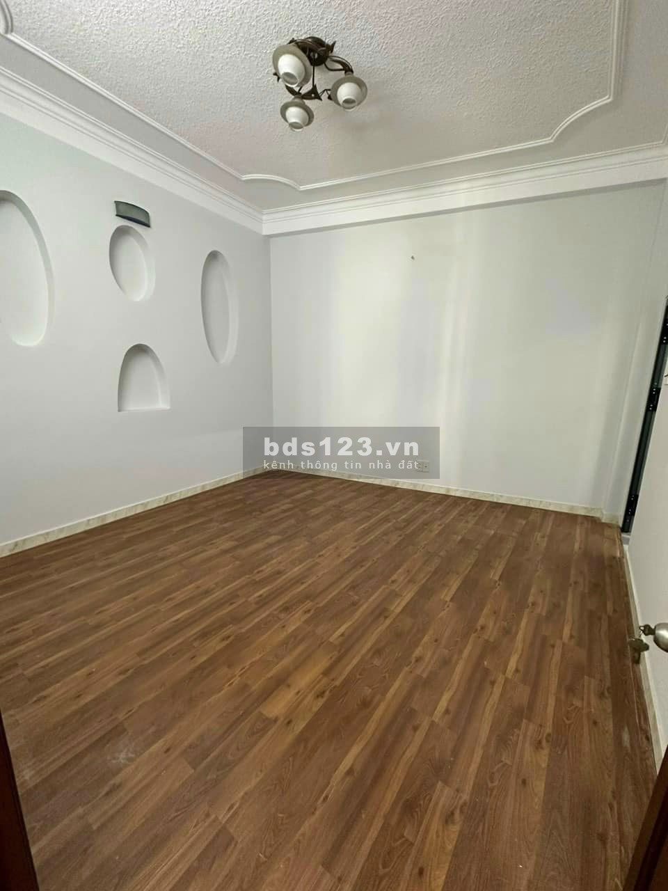 Bán nhà HXH thông ra Hoàng Hoa Thám, mặt tiền nở hậu, vị trí đắc địa, giá chỉ 8,5 tỷ