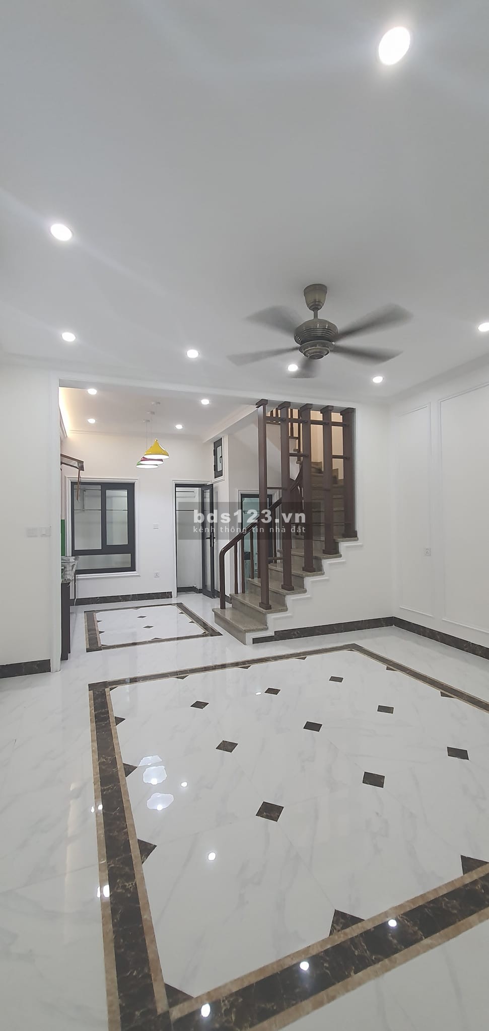 Bán nhà Xuân La Đón tết nhà đẹp mới kính koong ô to 4 chỗ đỗ cổng 56m giá 4,7 tỷ