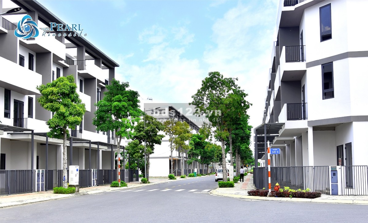 Bán căn nhà phố Bến Lức, 1 Trệt 2 Lầu Sân Thượng, giá bán 3,3 tỷ đồng