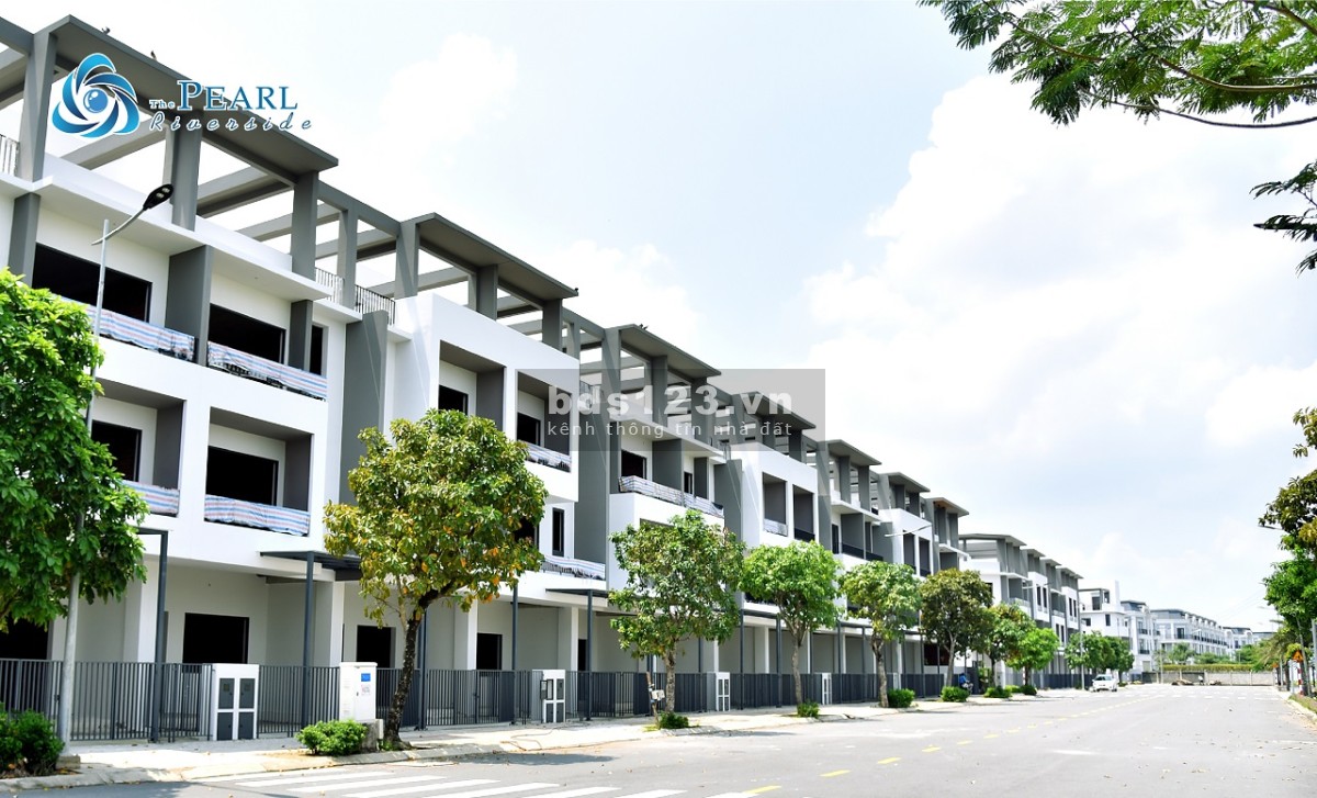 Bán căn nhà phố Bến Lức, 1 Trệt 2 Lầu Sân Thượng, giá bán 3,3 tỷ đồng