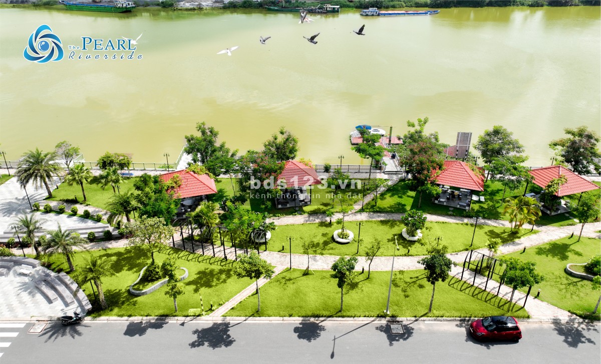Bán căn nhà phố Bến Lức, 1 Trệt 2 Lầu Sân Thượng, giá bán 3,3 tỷ đồng
