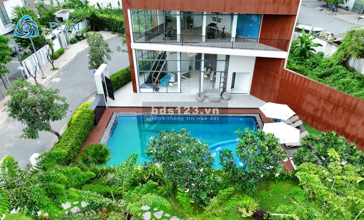 Bán căn nhà phố Bến Lức, 1 Trệt 2 Lầu Sân Thượng, giá bán 3,3 tỷ đồng