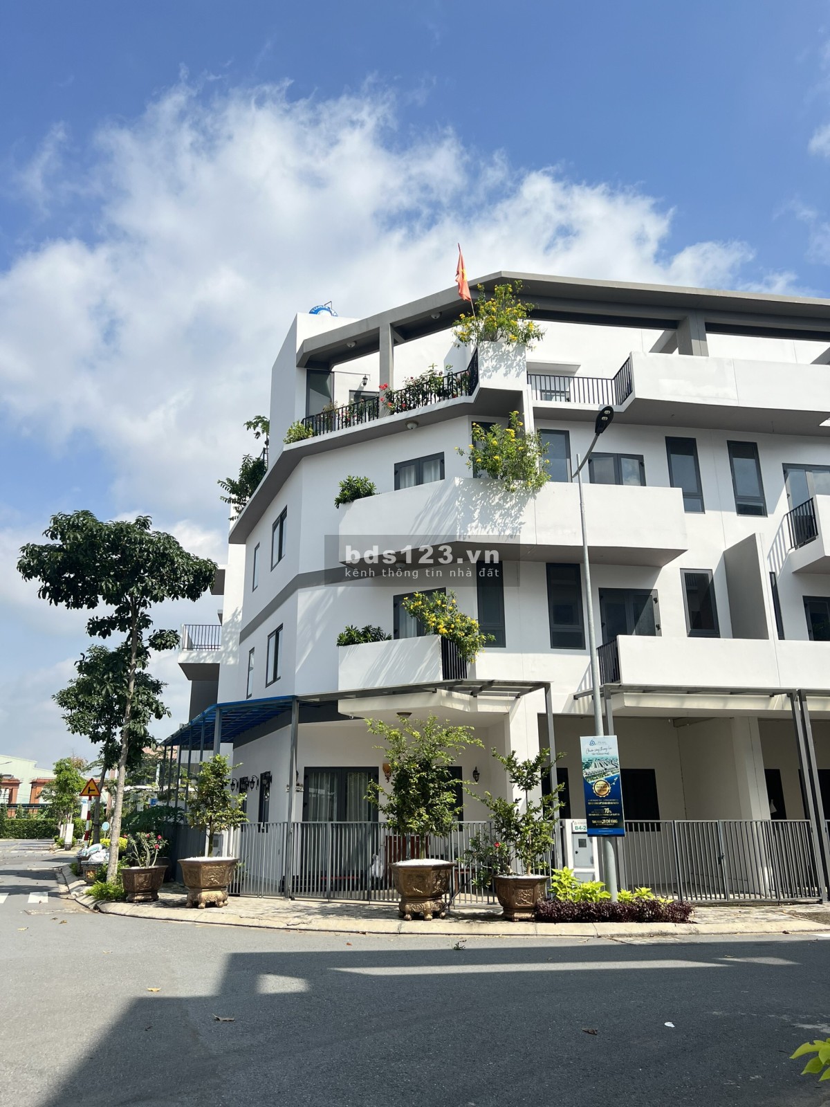 Bán căn nhà phố Bến Lức, 1 Trệt 2 Lầu Sân Thượng, giá bán 3,3 tỷ đồng