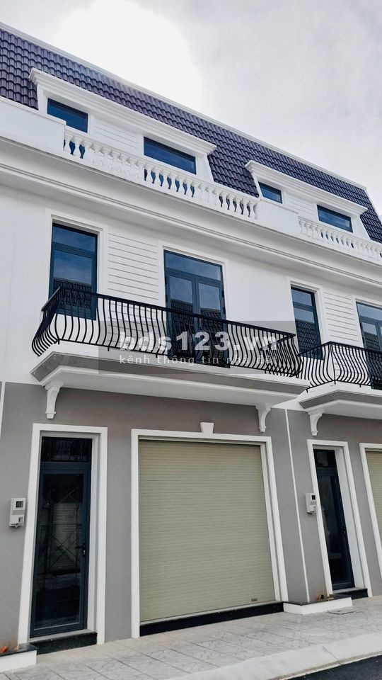 Bán nhà phố xây sẵn có 1 trệt 2 lầu, sổ hồng riêng, đầy đủ thổ cư