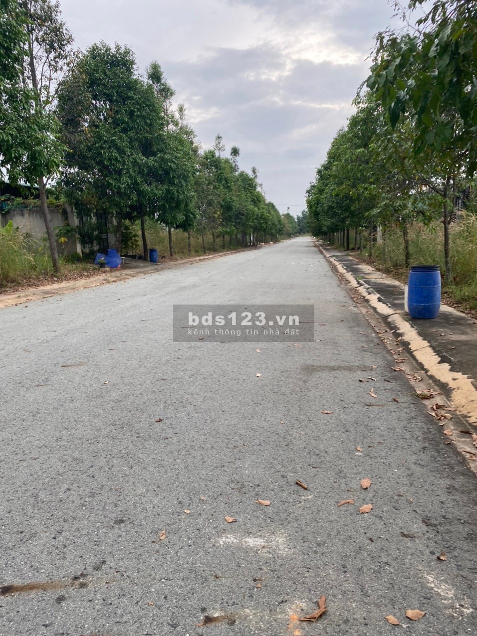 Bán đất Bình Dương. Vỡ nợ nên gia đình tôi cần bán gấp căn nhà để trả nợ, sát bên KCN, sát lộ lớn