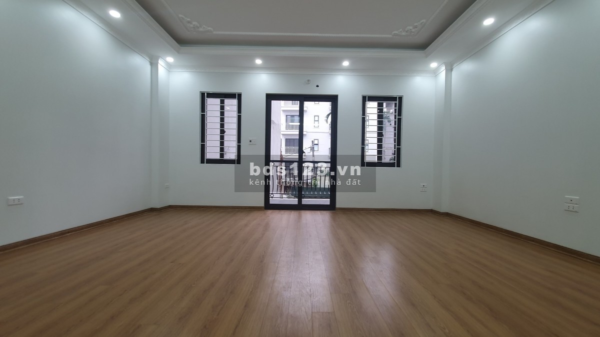 Tuyển Pháp thua tha Bán nhà Cổ Nhuế 5 T - MT 5,5m, giá 4 Tỷ.