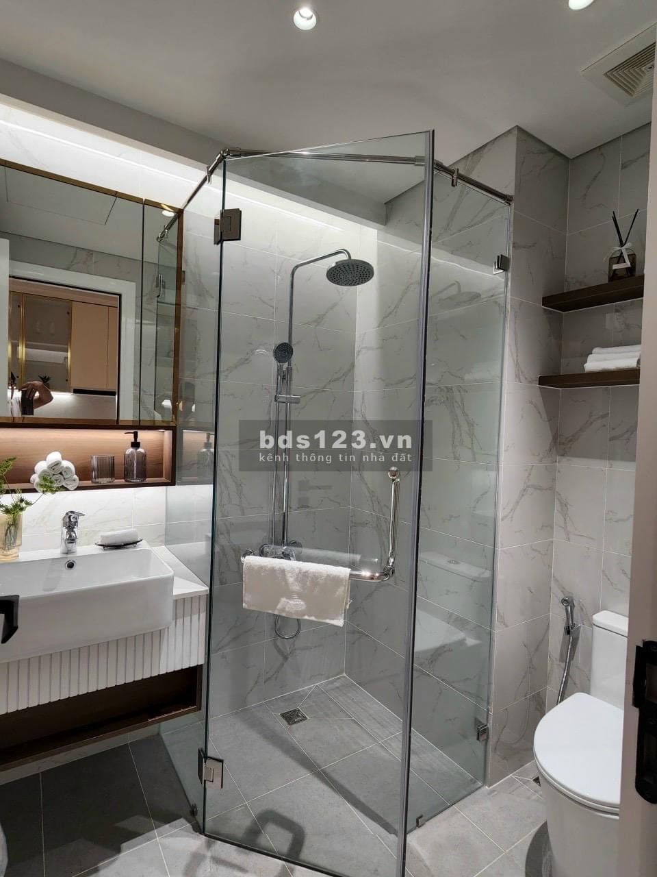 1.49 tỷ mua được 2pn mua được căn 2pn 1wc view sông khu nướng BBQ Vinhomes lh 0976. 366. 513