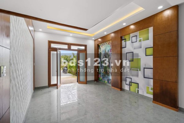 Bán gấp nhà đối diện chợ Bình Chánh, giá còn thương lượng, SHR