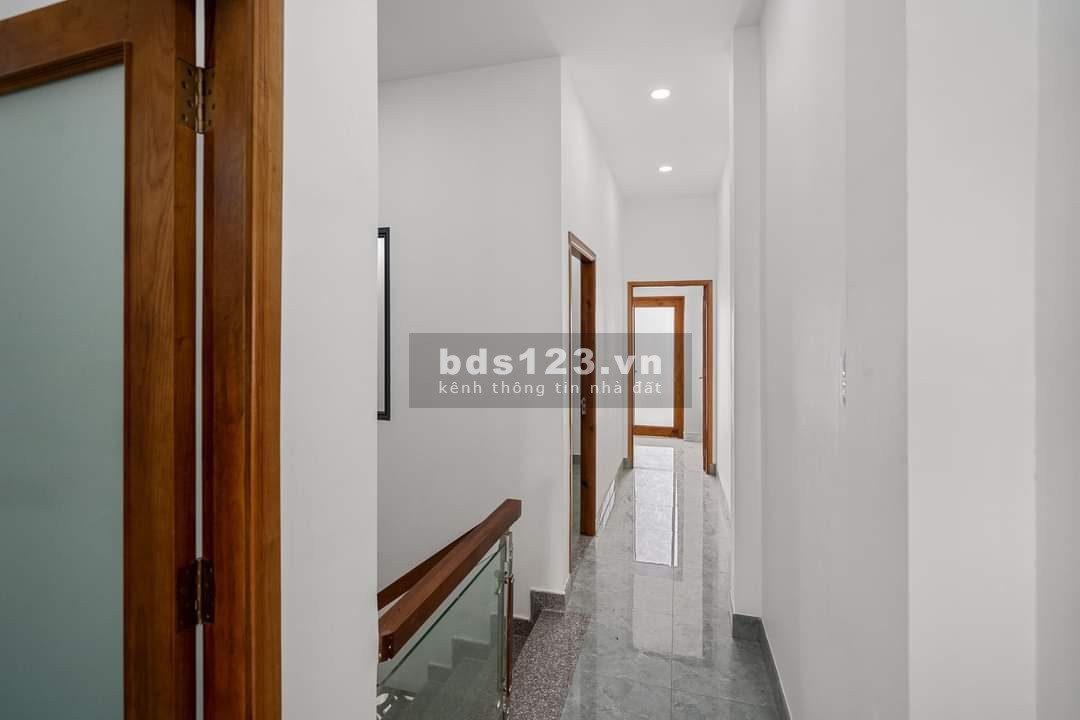 Bán gấp nhà đối diện chợ Bình Chánh, giá còn thương lượng, SHR