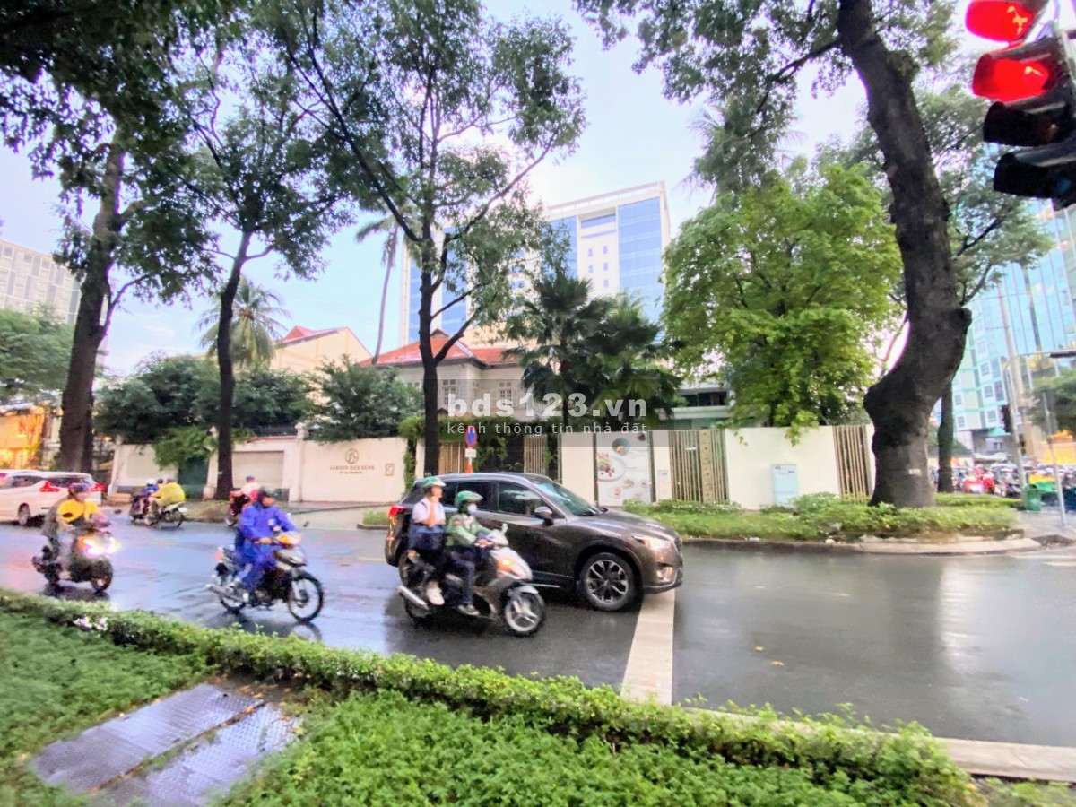 Cho thuê biệt thự sân vườn mt Điện Biên Phủ (30x30m) Quận 3