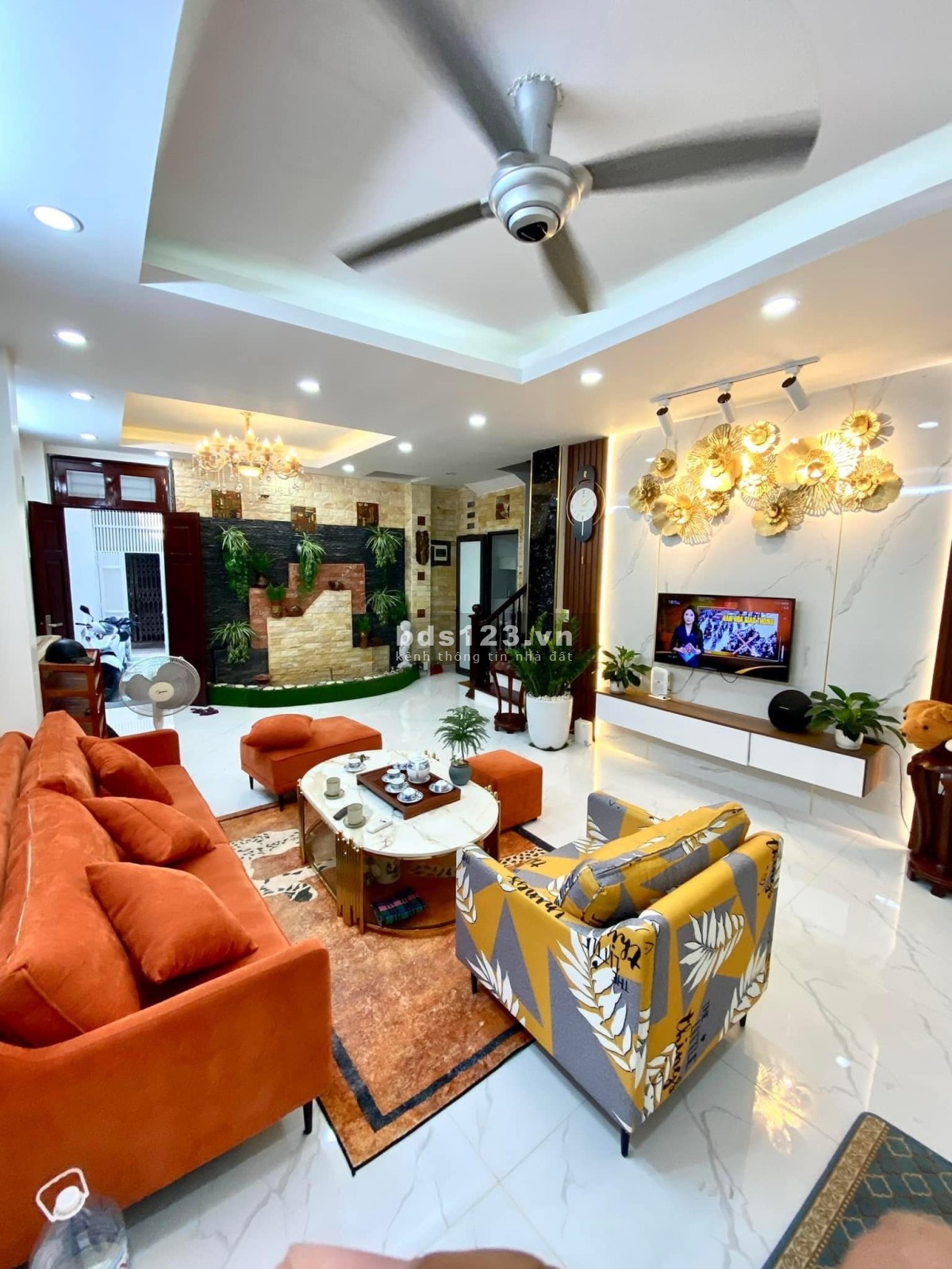 Bán nhà đẹp ở ngay, ngõ thông gần phố, vị trí đẹp, tặng FULL nội thất, giá 5 tỷ 2