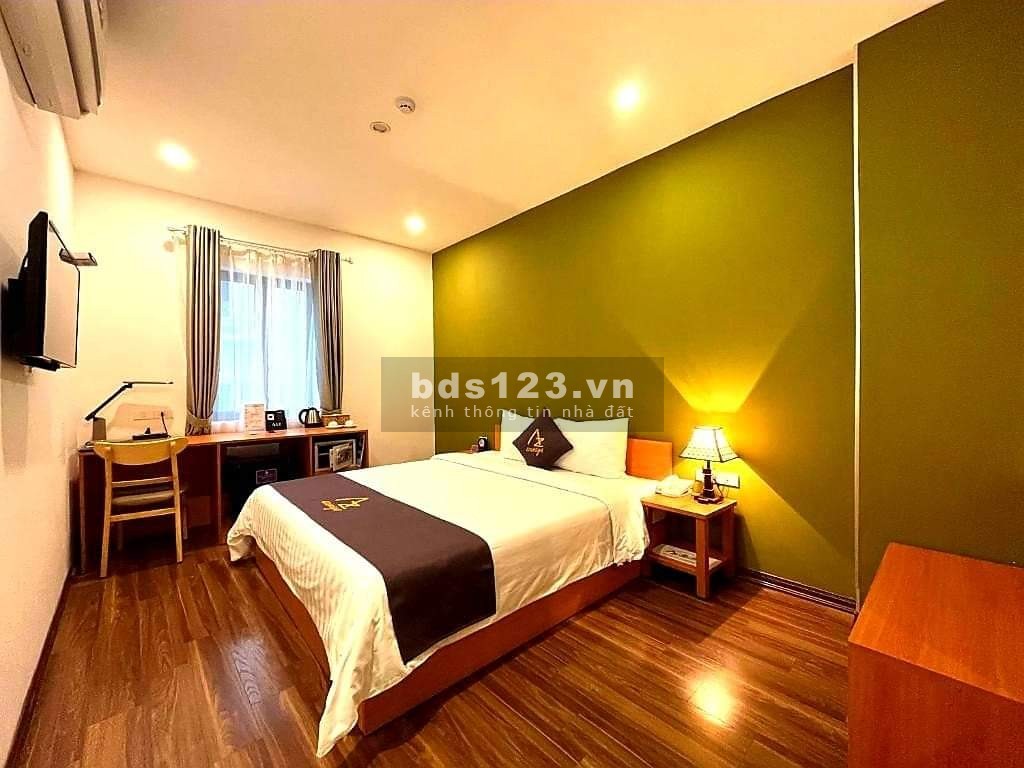 Bán hotel mặt phố Linh Lang, 211m2 x 10 tầng, mặt tiền 11.2m, giá 107 tỷ